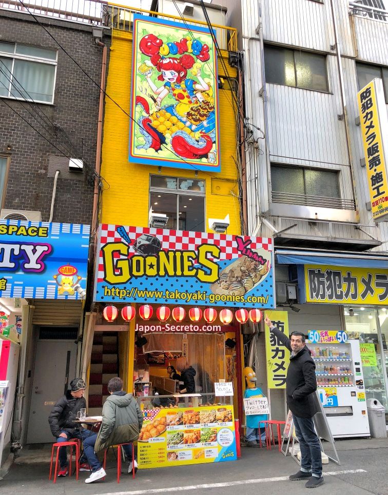 Restaurante de takoyaki Goonies en Den Den Town, el barrio de las tiendas de electrónica de Osaka (distrito de Nipponbashi)