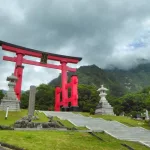 Monte Yudono o Yudonosan. Ruta de peregrinación en Japón por las tres Montañas de Dewa o Dewa Sanzan. Gran puerta torii de entrada.