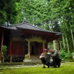 Sokushinbutsu, momias en Japón: acceso a la sala que contiene el buda viviente de Honmyoji (Tsuruoka, Yamagata). Tohoku.