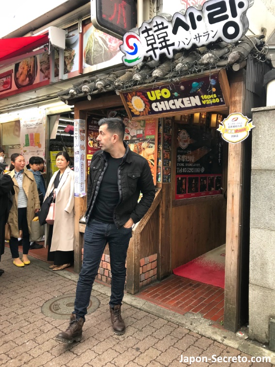 Barrio coreano de Okubo (Tokio). Saliendo de un restaurante de pollo