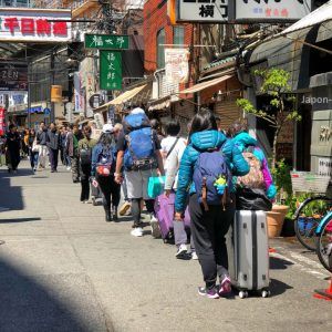 Turistas arrastrando maletas en Namba (Osaka)