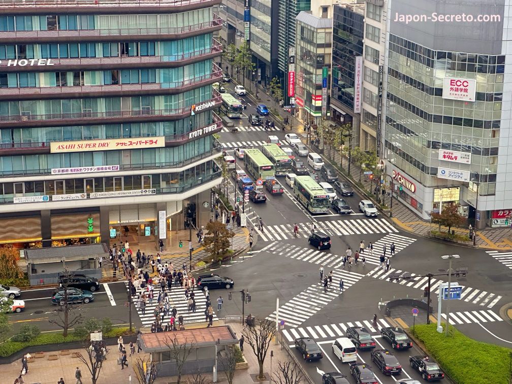 Kioto: vista del cruce de las calles Shiokoji y Karasuma desde la estación de Kioto