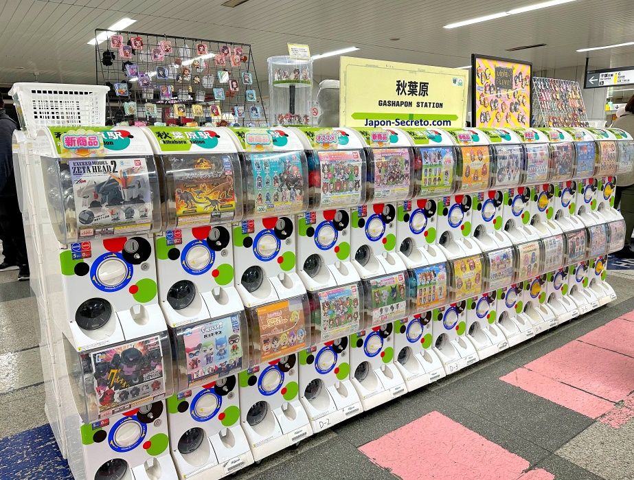 Las gashapon o máquinas expendedoras de bolas con pequeños juguetes en Japón