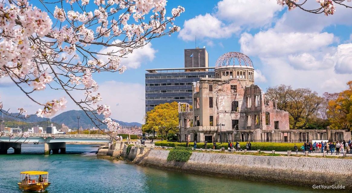 Hiroshima: parque de la paz y cúpula Genbaku durante el florecimiento de los cerezos sakura en abril