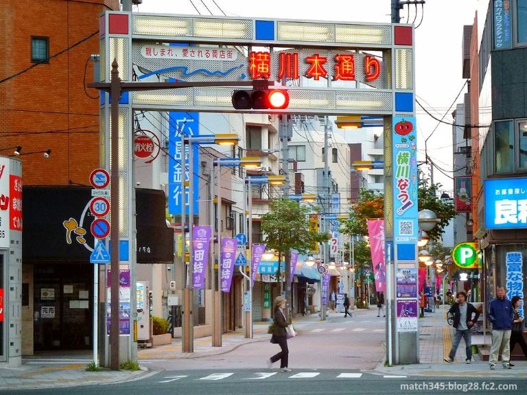 Calle comercial Hondori en el barrio de Yokogawa de Hiroshima