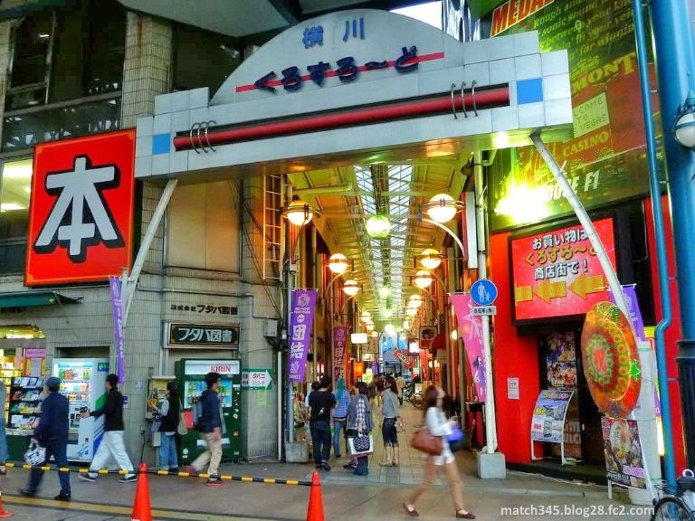 Calle comercial cubierta (shotengai) Kurosurodo en el barrio de Yokogawa, en Hiroshima