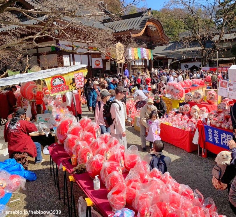 Festival y mercado Daruma en el templo Jindaiji de Tokio en marzo