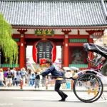 Jinrikisha (rickshaw) frente al templo Sensoji de Asakusa (Tokio)