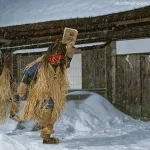Monstruo Namahage llamando a la puerta durante el festival japonés Namahage Sedo Matsuri en Oga (prefectura de Akita)