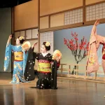 Festival de danza de geishas Suimeikai en el teatro Pontocho Kaburenjo de Kioto a finales de octubre