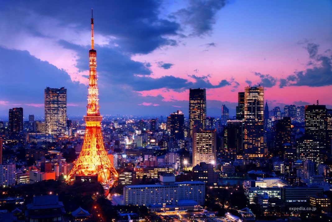 Vista nocturna de la Torre de Tokio o Tokyo Tower iluminada