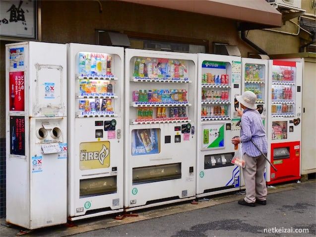 Mujer comprando en varias máquinas expendedoras de Japón o jidohanbaiki