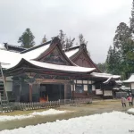Templo Kongobuji del Monte Koya o Koyasan con nieve en invierno, un viaje fascinante