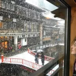Vista de Ginzan Onsen, pueblo balneario en la prefectura de Yamagata (Tohoku, Japón) durante una copiosa nevada.