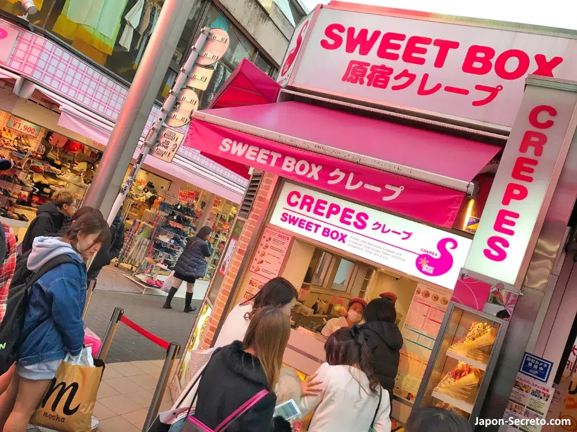 Los famosos crepes de la calle Takeshita (Shibuya, Tokio). Expositores con comida de plástico (sanpuru)