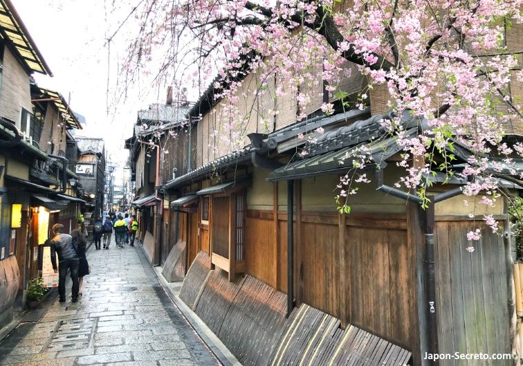 Barrio de geishas de Gion, en Higashiyama en primavera