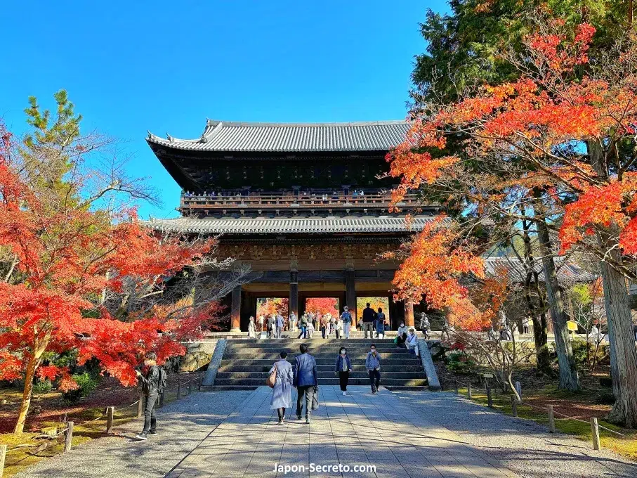 Puerta Sanmon del templo Nanzenji (南禅寺) de Kioto en otoño (momiji)