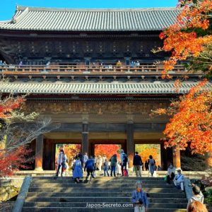 Puerta Sanmon del templo Nanzenji (南禅寺) de Kioto en otoño (momiji)