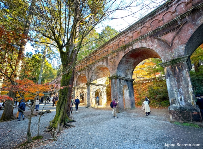 Acueducto Suirokaku del templo Nanzenji (南禅寺) de Kioto en otoño (momiji)