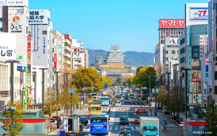 Ciudad de Himeji con castillo al fondo. Vista de la calle Otemae