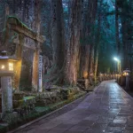 Cementerio Okunoin de noche, faroles de piedra, lápidas y musgo, en un viaje al Monte Koya o Koyasan (Wakayama)