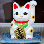 Maneki Neko (招き猫), el gato japonés de la suerte que saluda con su pata