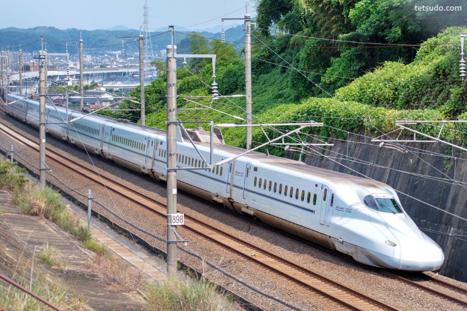Viajar en el Nozomi Shinkansen tiene un precio. Tren bala Sanyo Shinkansen de la serie N700