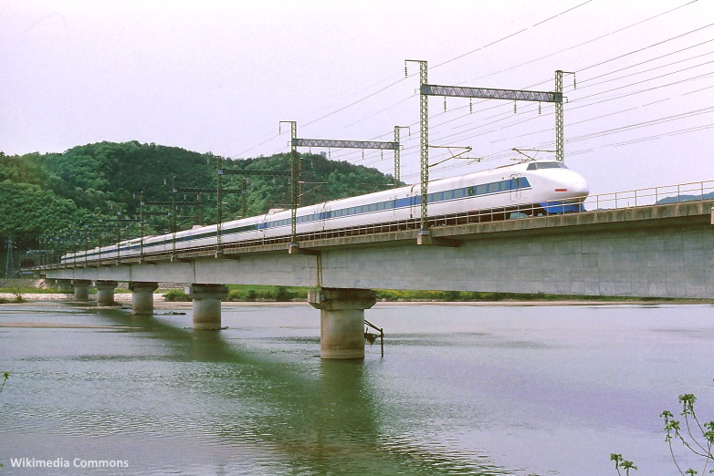 Tren bala Sanyo Shinkansen cruzando el puente sobre el río Yoshiigawa