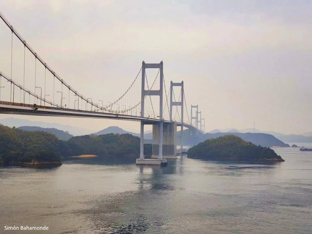 Gran puente del estrecho de Kurushima. En bicicleta por Japón: ruta Shimanami Kaido a Shikoku por el mar interior de Seto