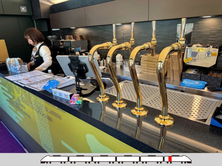 Cafetería del tren SPACIA X de la línea Tobu entre Asakusa (Tokio) y Nikko