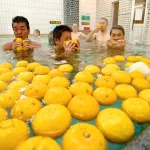 La tradición del yuzuyu o baño termal con yuzu durante el solsticio de invierno en Japón o Tōji