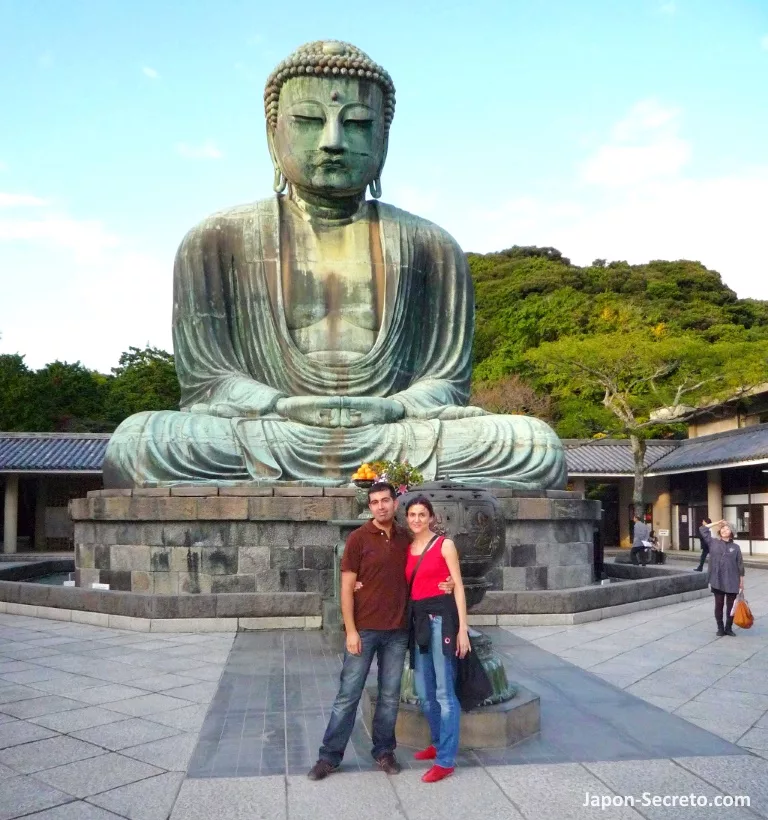 Visitando el Gran Buda de Kamakura en nuestro primer viaje a Japón (octubre de 2008)