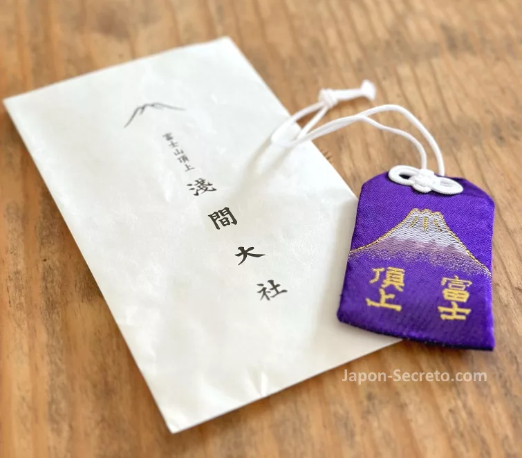 Amuleto omamori comprado en la cima del Monte Fuji