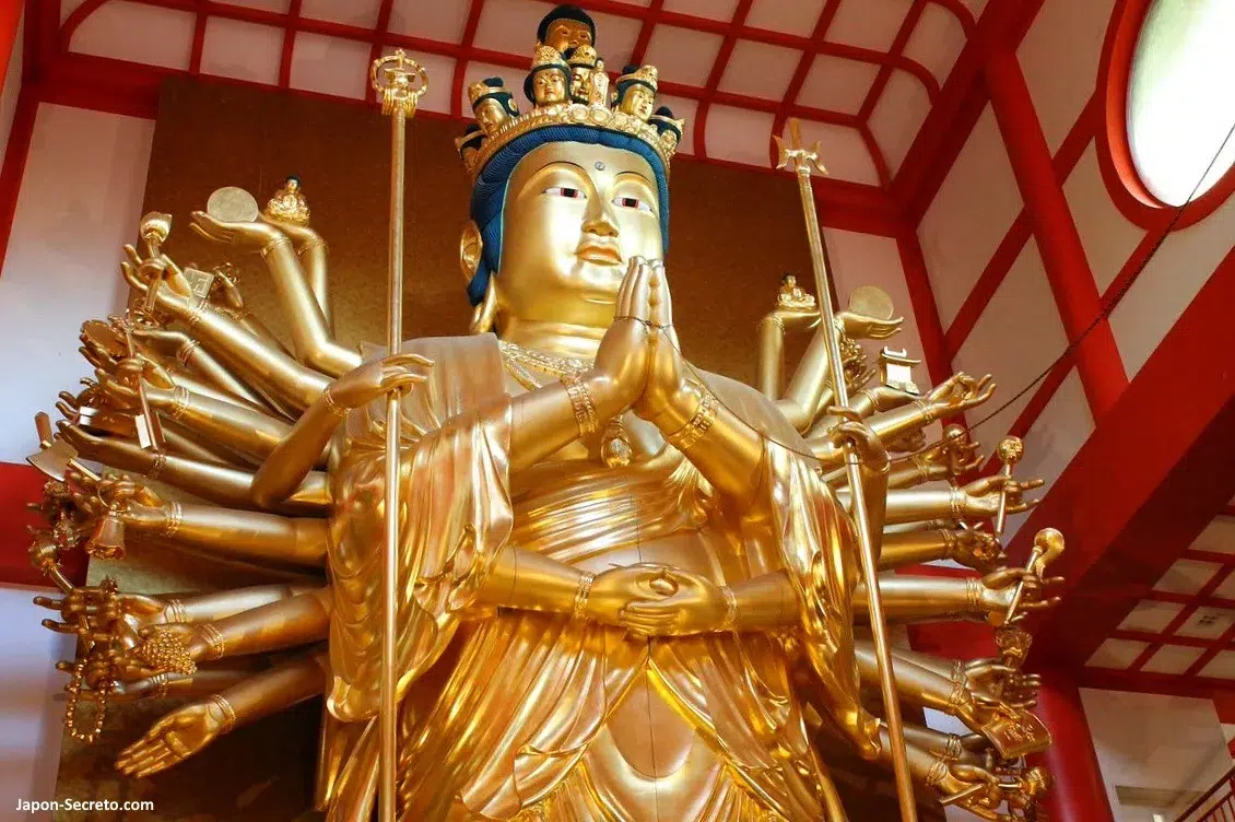 Estatua Kannon gigante del templo Kimiidera en la ciudad de Wakayama, cerca de Kioto y Osaka