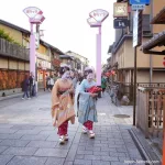 Aprendices de geishas (maikos) de Kioto paseando por el barrio de Gion