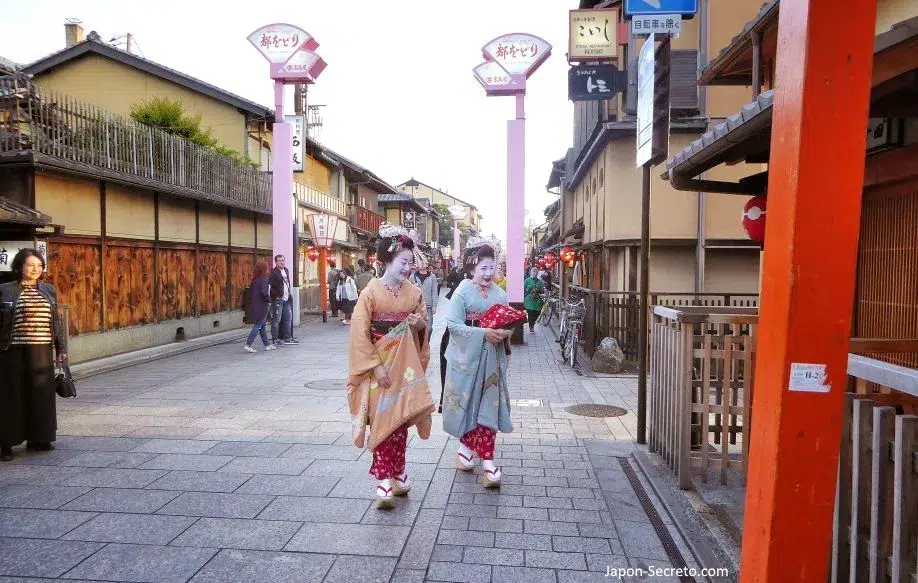 Aprendices de geishas (maikos) de Kioto paseando por el barrio de Gion
