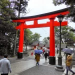 Los torii o puertas sagradas o arcos sagrados de Japón. Visitando el santuario Fushimi Inari Taisha de Kioto en una mañana lluviosa