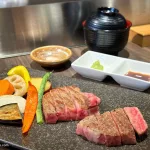 Carne de ternera japonesa o wagyu cocinada en teppanyaki