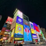 Carteles luminosos junto al puente de Dotonbori (Namba, Osaka)