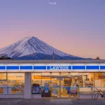 Famosa vista del Monte Fuji y la tienda konbini Lawson desde Fujikawaguchiko