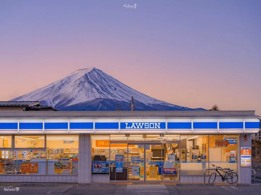 Famosa vista del Monte Fuji y la tienda konbini Lawson desde Fujikawaguchiko