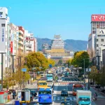 Ciudad de Himeji con castillo al fondo. Vista de la calle Otemae