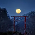 Septiembre en Japón: Torii y luna llena durante el mes de septiembre en Japón