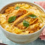 Donburi Katsudon (カツ丼), cuenco de arroz cubierto con huevo y milanesa de cerdo