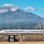 Tren bala Nozomi Shinkansen cruzando por delante del Monte Fuji en su viaje de Tokio a Kioto