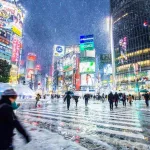 Frío y nieve en Japón en invierno. Fuerte nevada en el famoso cruce del barrio de Shibuya (Tokio)