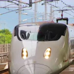 Tren bala o Shinkansen llegando a la estación