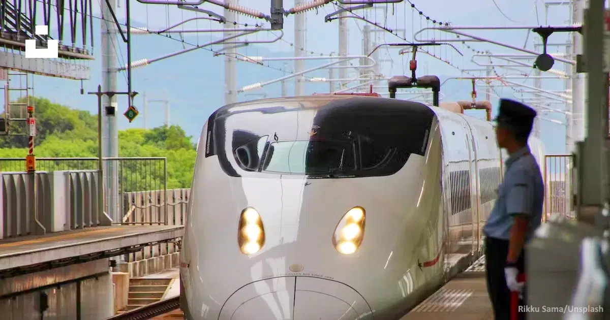 Tren bala o Shinkansen llegando a la estación