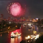 Fuegos artificiales durante la procesión de agua (Funatogyo). Festival Tenji Matsuri de Osaka