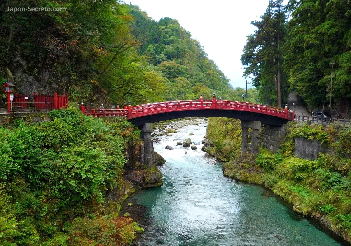 El famoso puente sagrado Shinkyo (神橋) de Nikko, Tochigi. Patrimonio de la Humanidad